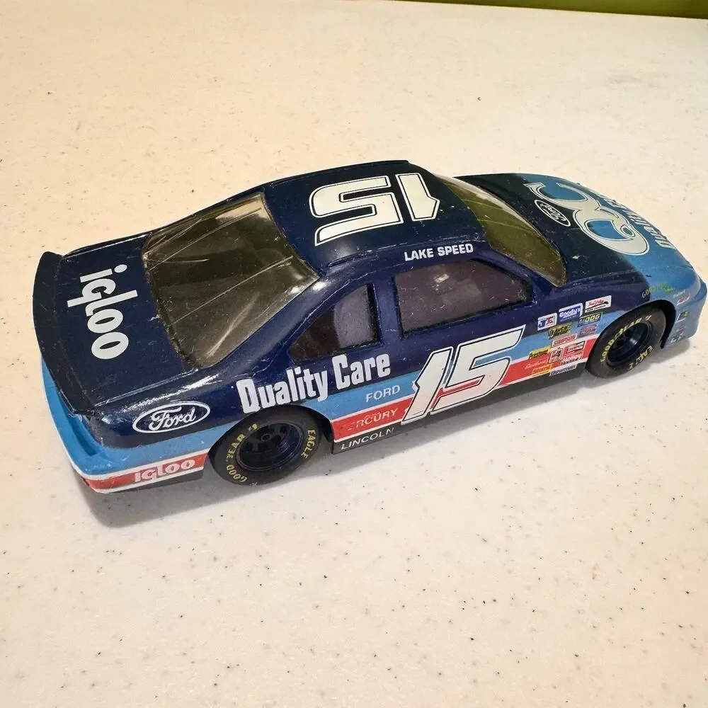 Nascar #15 Quality Care/Igloo 1992 Ford‎ Thunderbird Die-Cast Car 1:24 Scale Vtg